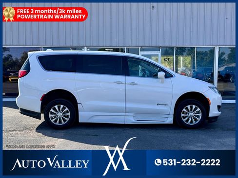 Used 2018 Chrysler Pacifica Touring Plus FWD image 9