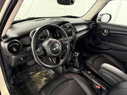 Used 2017 MINI Cooper 4-Door Hardtop image 4