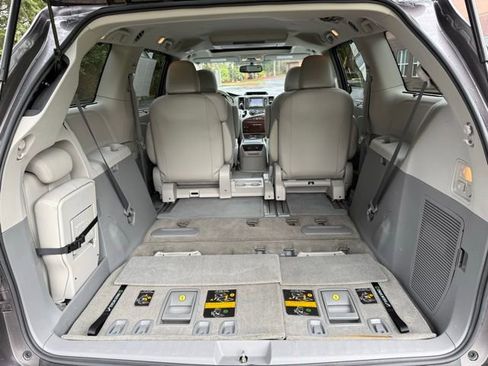 Used 2013 Toyota Sienna XLE w/ Premium Pkg image 31