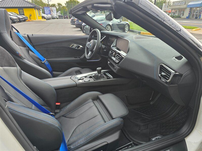 Used 2025 BMW Z4 M40i w/ Edition RWD image 23