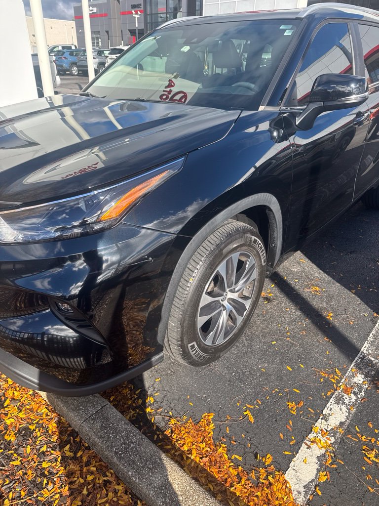 Used 2023 Toyota Highlander XLE FWD image 1