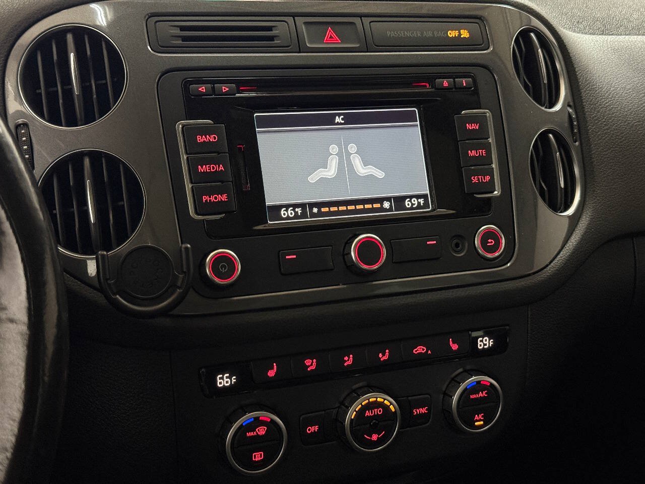 Used 2013 Volkswagen Tiguan SE FWD image 59