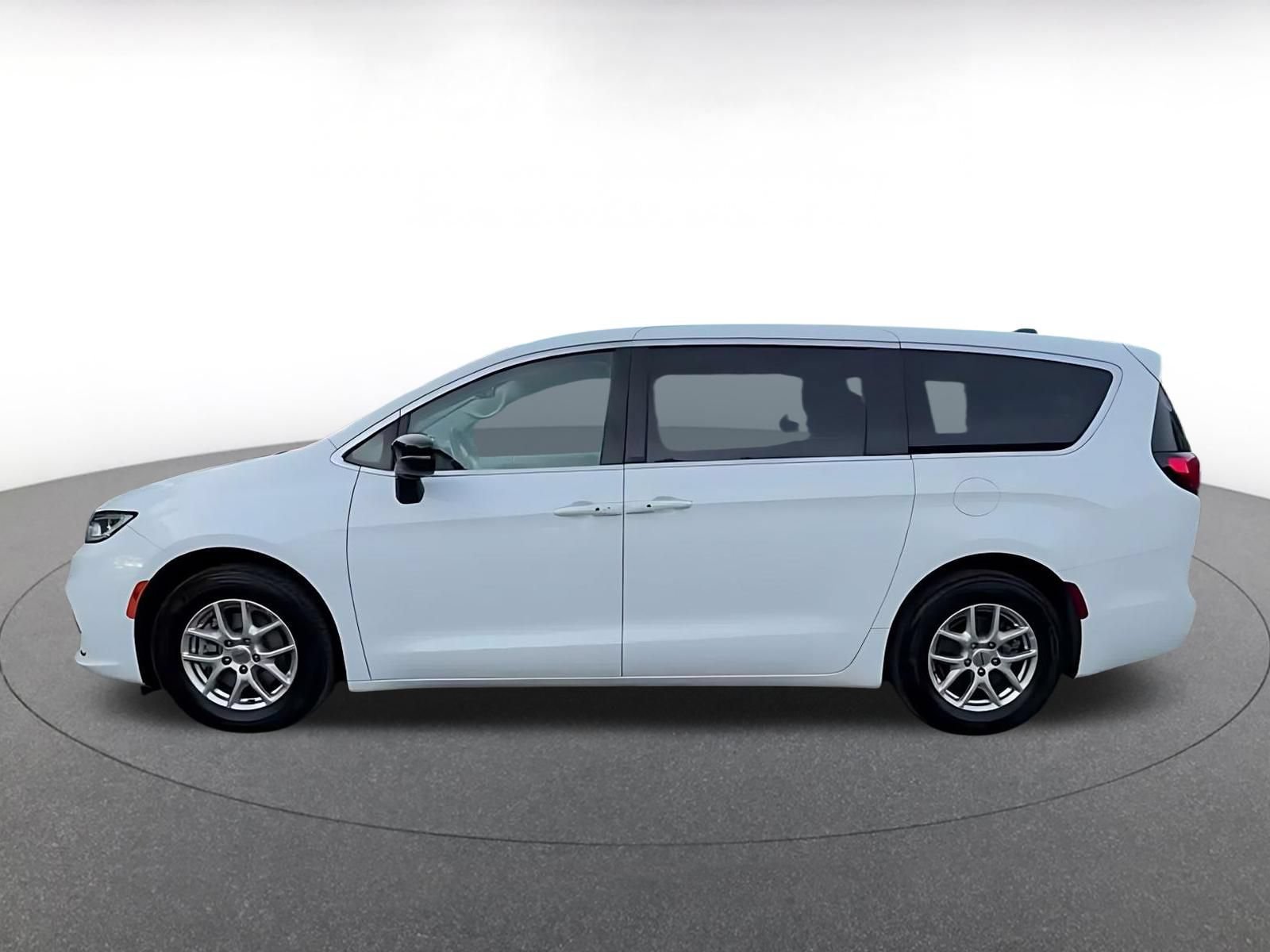 Used 2024 Chrysler Pacifica Touring-L FWD image 8
