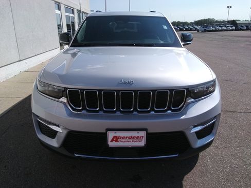Used 2024 Jeep Grand Cherokee Limited image 3