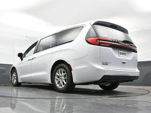 Used 2023 Chrysler Pacifica Touring-L FWD image 48