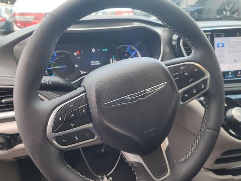 Used 2024 Chrysler Pacifica Limited FWD image 8