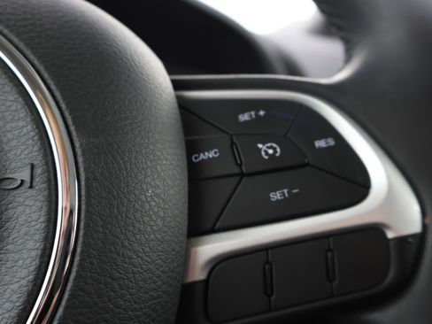 Used 2019 Jeep Renegade Latitude AWD/4WD image 14