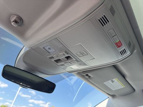 Used 2025 Volkswagen Taos SE AWD/4WD image 29