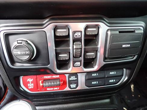 Used 2022 Jeep Gladiator Rubicon w/ Cold Weather Group AWD/4WD image 17