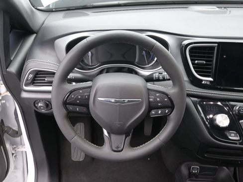 Used 2024 Chrysler Pacifica Limited FWD image 27
