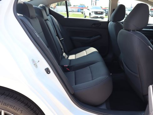 Used 2023 Nissan Altima 2.5 SV AWD/4WD image 11