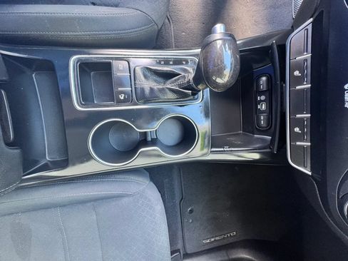Used 2017 Kia Sorento FWD w/ LX Convenience Package image 9