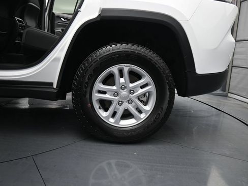 Used 2025 Jeep Grand Cherokee Laredo w/ Luxury Tech Group I AWD/4WD image 17