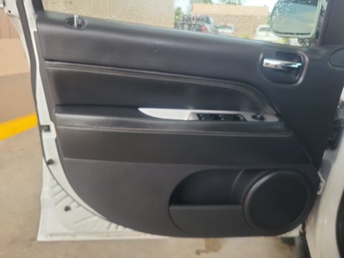 Used 2014 Jeep Compass Latitude w/ Sun/Sound Group FWD image 13