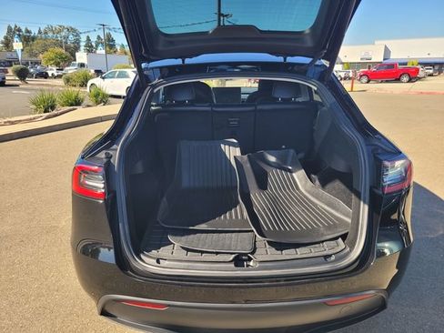 Used 2024 Tesla Model Y Long Range AWD/4WD image 11