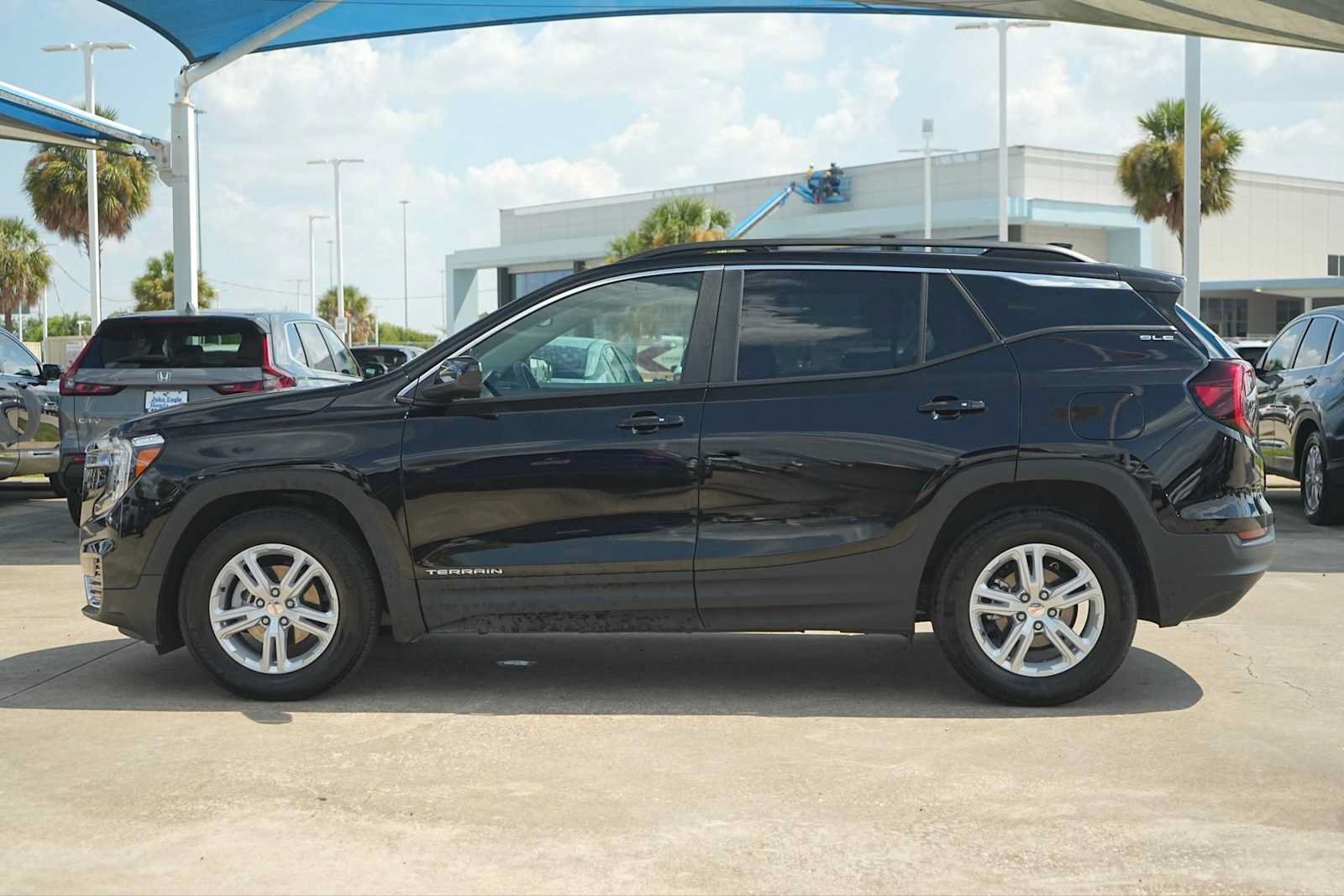 Used 2024 GMC Terrain SLE w/ Driver Convenience Package FWD image 3