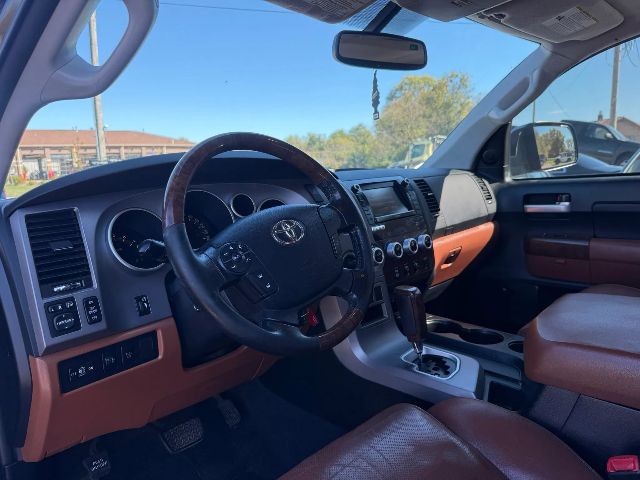 Used 2012 Toyota Tundra Limited w/ Platinum Pkg AWD/4WD image 14