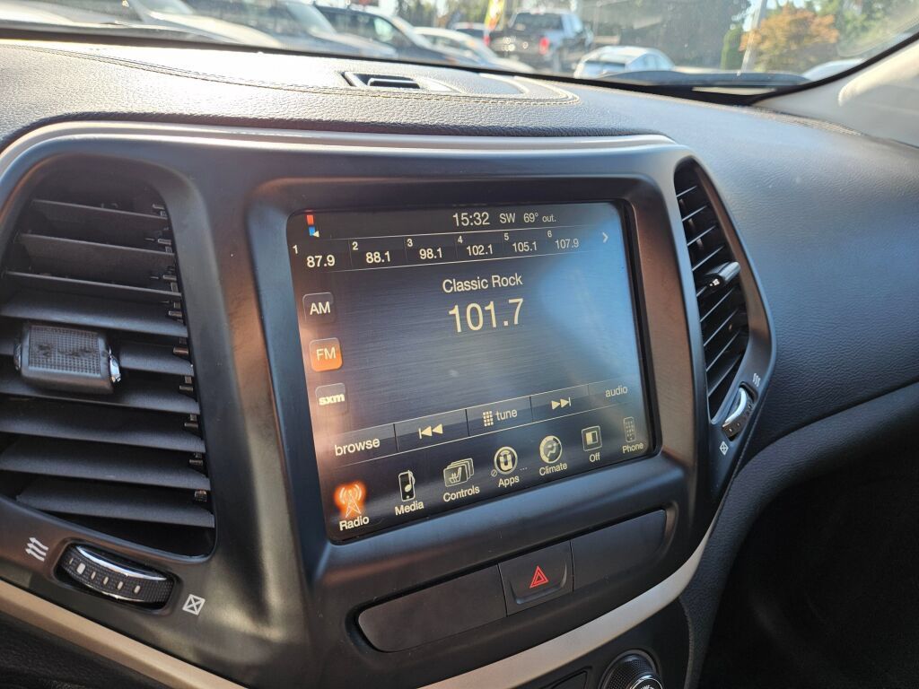 Used 2017 Jeep Cherokee Latitude w/ Cold Weather Group AWD/4WD image 21