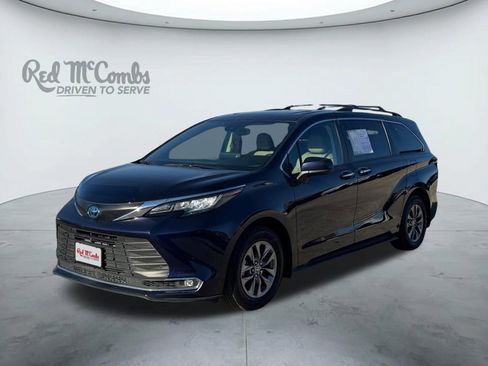 Used 2023 Toyota Sienna XLE image 1