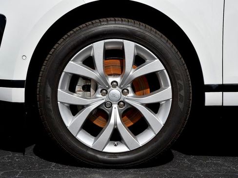 Used 2020 Land Rover Range Rover Evoque SE image 9