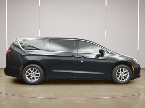 Used 2023 Chrysler Pacifica Touring-L FWD image 27