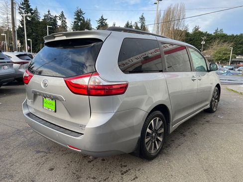 Certified 2018 Toyota Sienna XLE image 4
