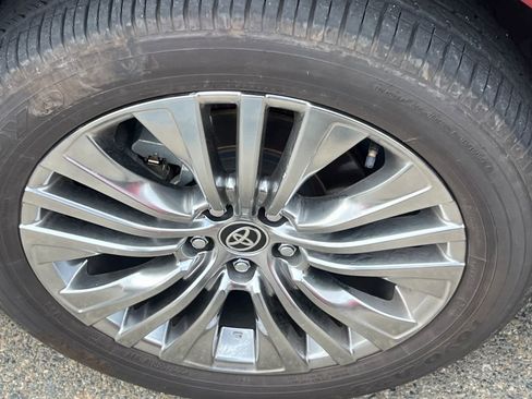 Used 2023 Toyota Venza Limited AWD/4WD image 10