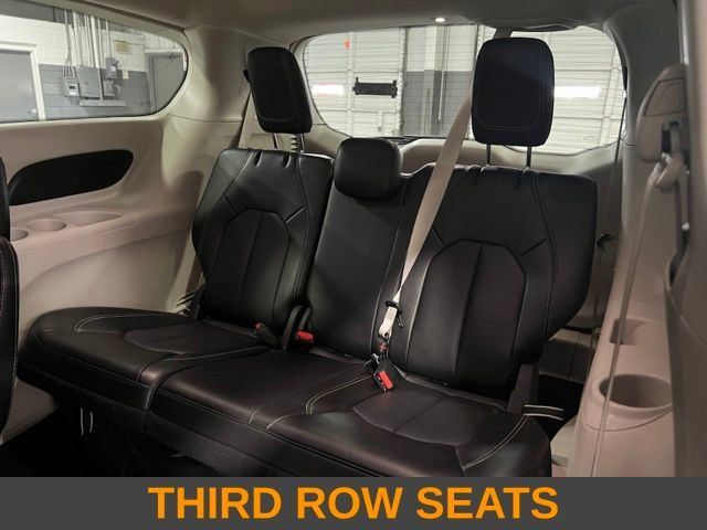 Used 2024 Chrysler Pacifica Touring-L FWD image 9