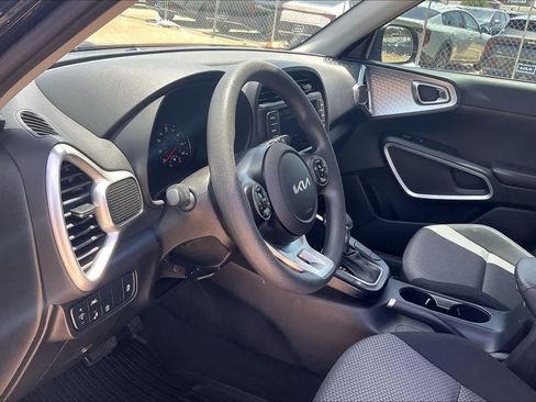 Used 2022 Kia Soul LX w/ Technology Package FWD image 2