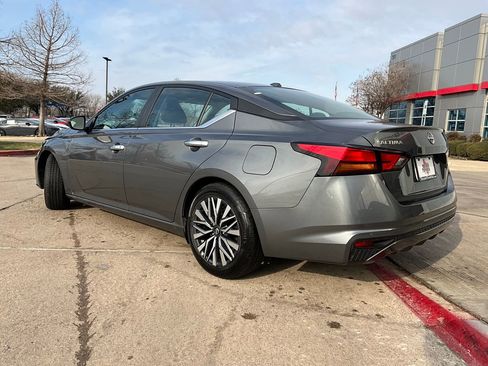 Used 2025 Nissan Altima 2.5 SV image 8