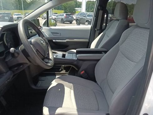 Used 2025 Toyota Sienna LE FWD image 15