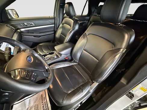 Used 2019 Ford Explorer XLT w/ Equipment Group 202A image 11