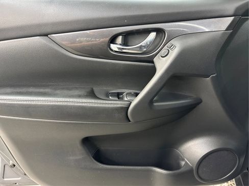 Used 2018 Nissan Rogue SV AWD/4WD image 25