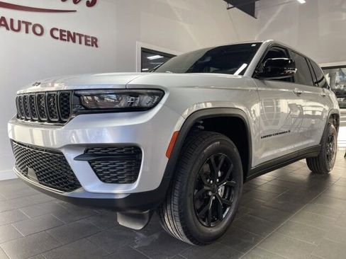 Used 2024 Jeep Grand Cherokee Altitude image 2