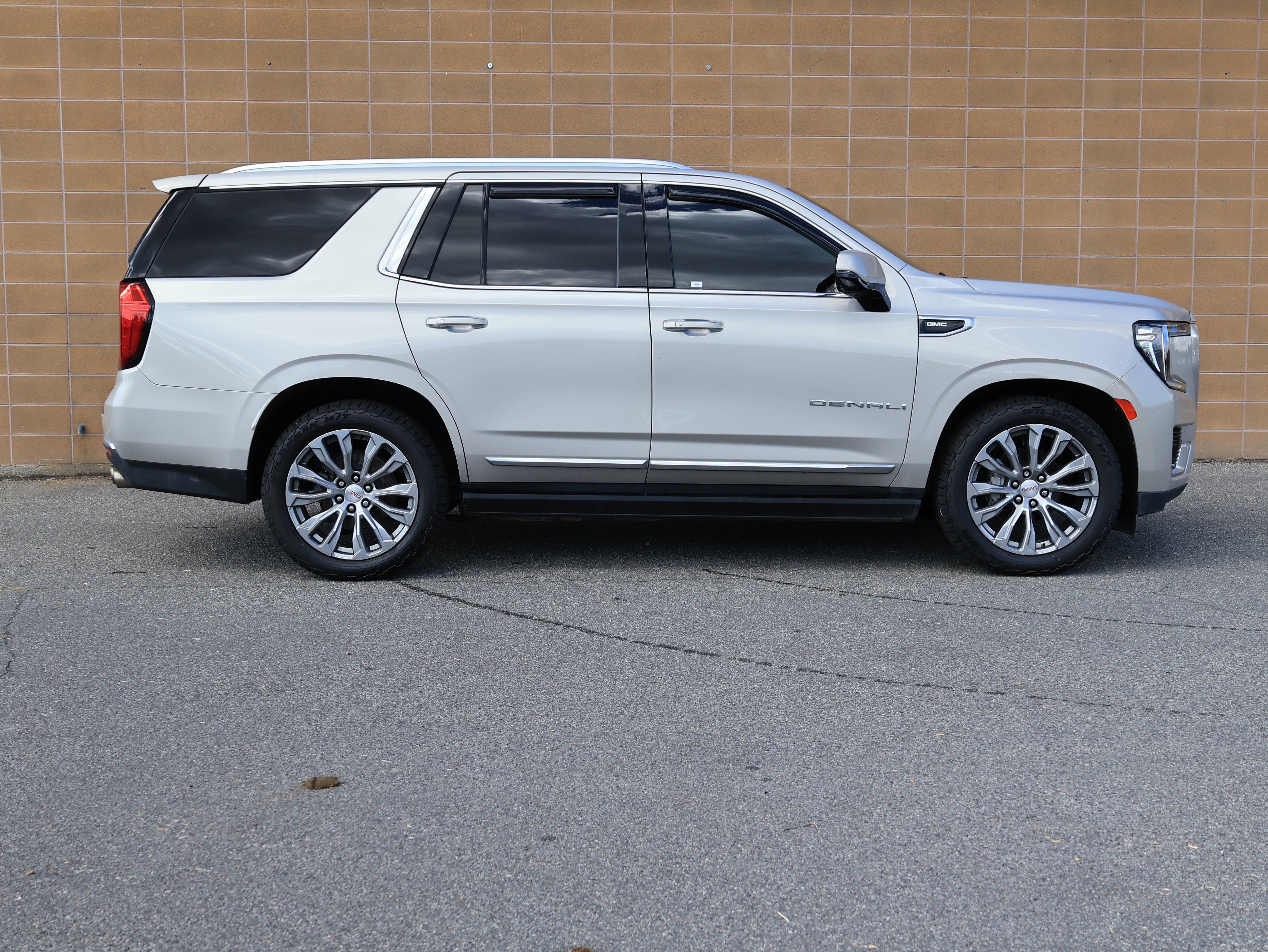 Used 2021 GMC Yukon Denali w/ Denali Ultimate Package AWD/4WD image 4