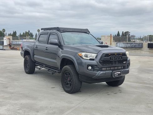 Used 2017 Toyota Tacoma TRD Sport w/ Tow Package RWD image 3