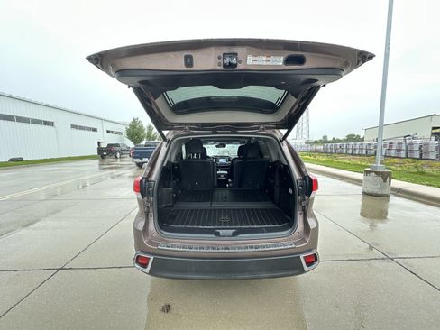 Used 2017 Toyota Highlander Limited AWD/4WD image 26