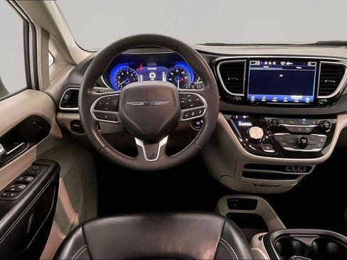 Used 2023 Chrysler Pacifica Touring-L FWD image 8