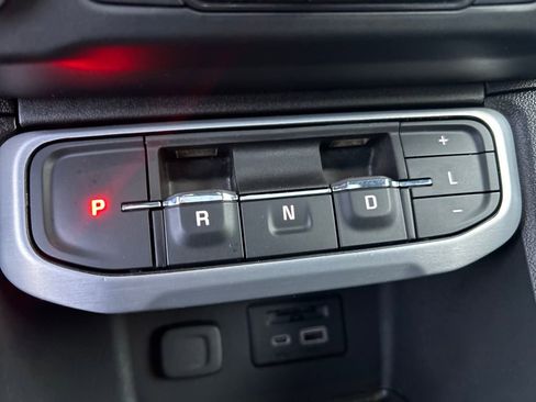 Used 2023 GMC Acadia SLT w/ Technology Package image 16