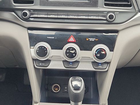 Used 2019 Hyundai Elantra SE FWD image 18