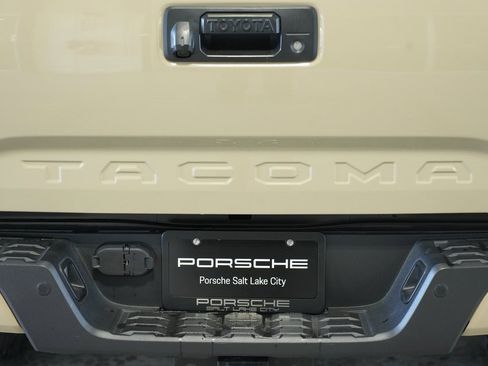 Used 2019 Toyota Tacoma TRD Off-Road w/ Technology Package image 15