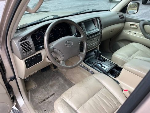 Used 2006 Toyota Land Cruiser image 32