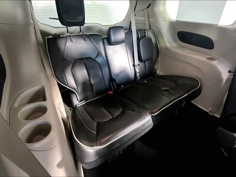Used 2023 Chrysler Pacifica Limited FWD image 28