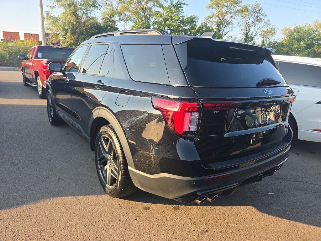 Used 2025 Ford Explorer ST AWD/4WD image 3