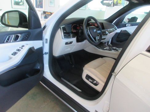 Used 2022 BMW X5 xDrive45e AWD/4WD image 7
