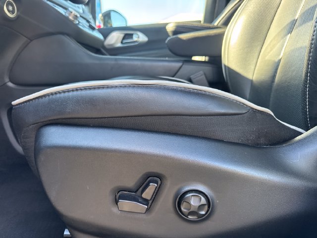 Used 2026 Chrysler Pacifica Limited FWD image 16