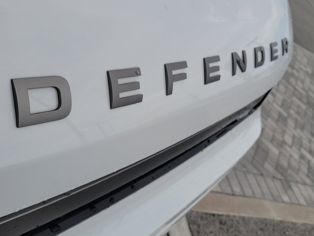 Used 2024 Land Rover Defender 110 X-Dynamic SE AWD/4WD image 9