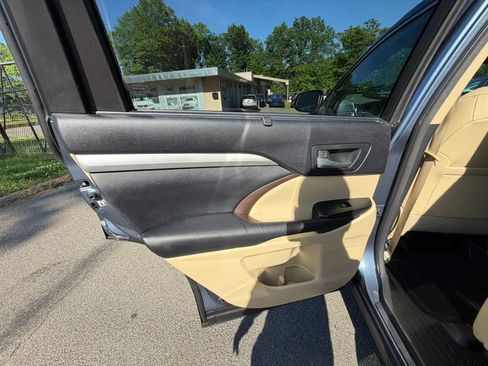 Used 2015 Toyota Highlander XLE FWD image 23