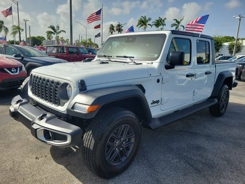 Certified 2025 Jeep Gladiator Sport AWD/4WD image 3