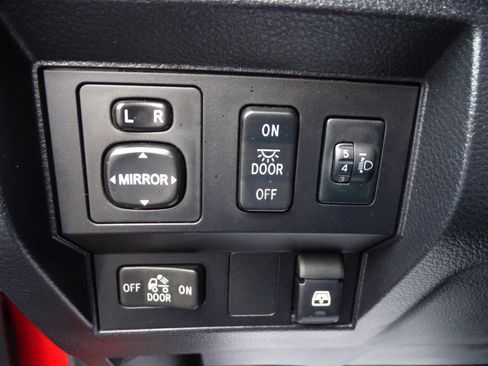 Used 2017 Toyota Tundra 4x4 CrewMax w/ SR5 & TRD Pkgs image 22